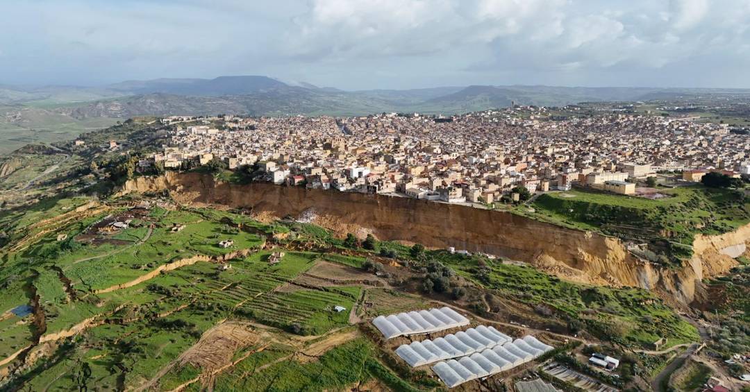 Deslizamento de terra deixa cidade na Sicília à beira de precipício