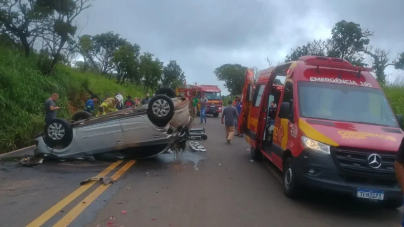 Acidente entre carro e carreta deixa três idosos feridos na BR-364, em Mineiros