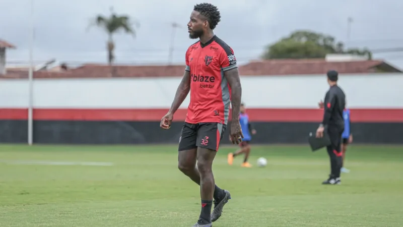 Adson Batista confirma a saída do lateral Guilherme Romão: “Dei a minha palavra”