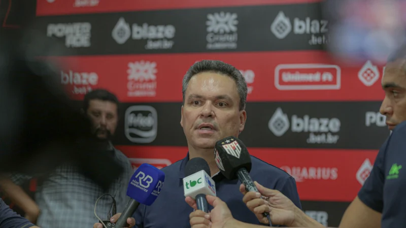 Adson Batista elogiou arbitragem após clássico e destacou aprendizado em imersão no futebol europeu