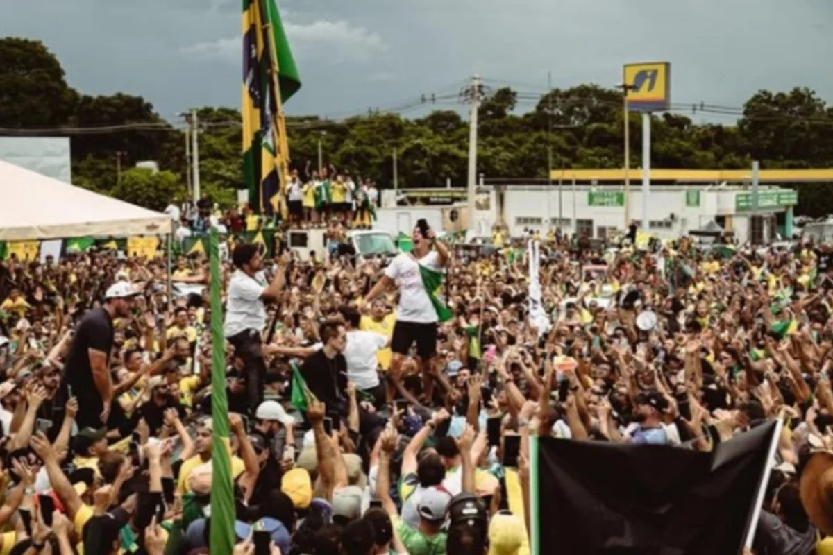 Após caminhada de 240 km, Nikolas Ferreira discursa em Brasília e critica Alcolumbre