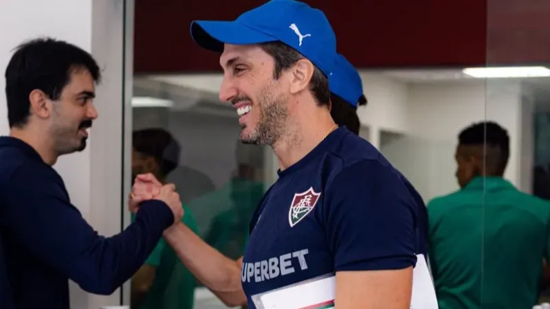 Após processo cirúrgico, Zubeldía retoma treinos no Fluminense, mas não comandará time no clássico contra o Flamengo