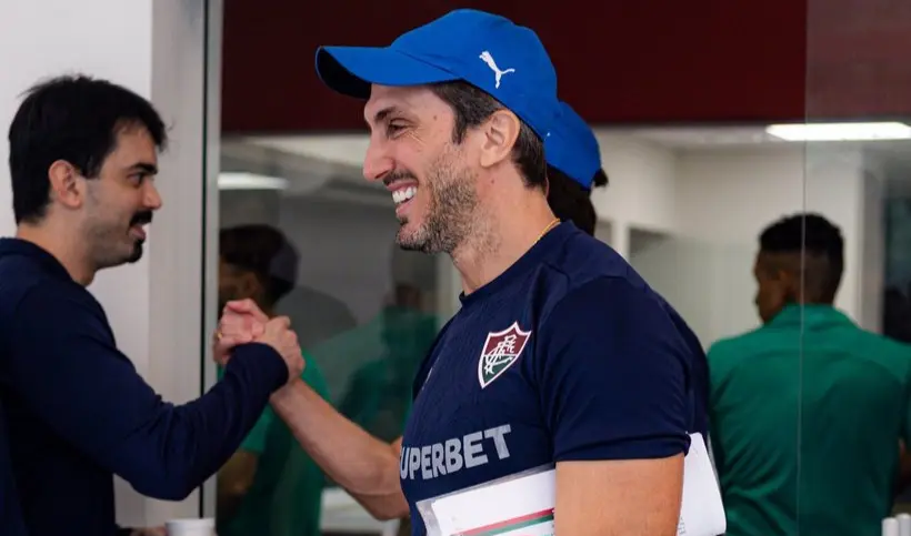Após processo cirúrgico, Zubeldía retoma treinos no Fluminense, mas não comandará time no clássico contra o Flamengo