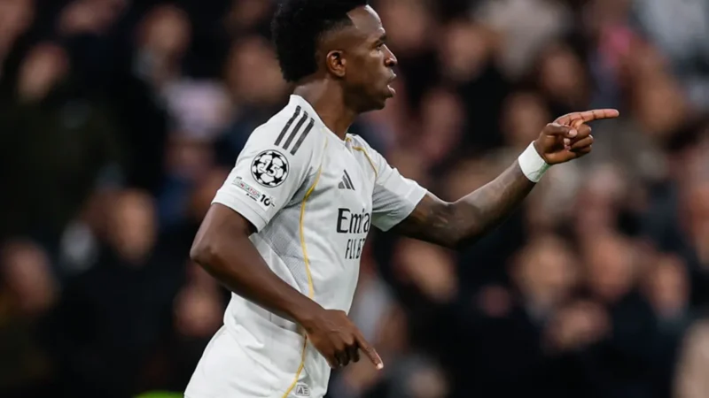 Arábia Saudita planeja investir em Vini Jr. e Mohamed Salah na próxima janela de transferência