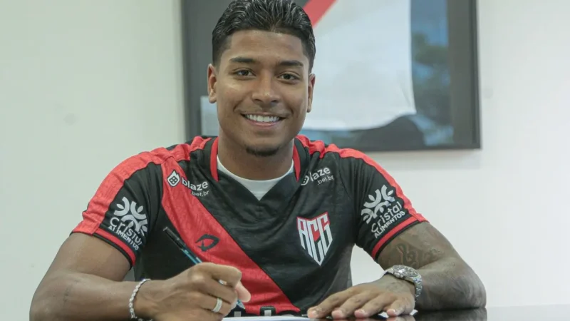 Atlético anuncia a contratação de volante que estava no futebol chinês