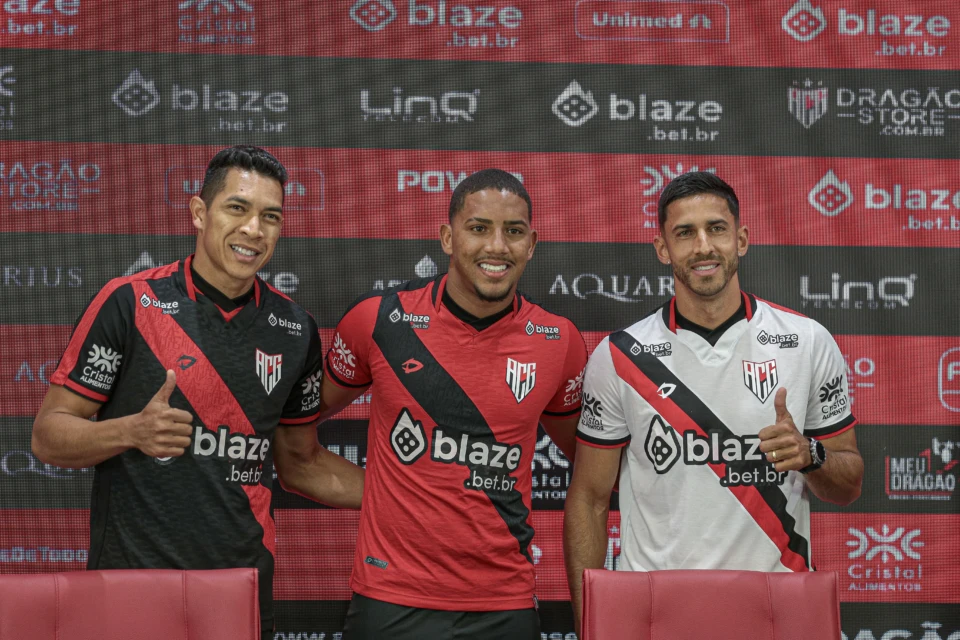 Atlético apresenta ex-Goiás, ex-Vila Nova e revelação do Vasco