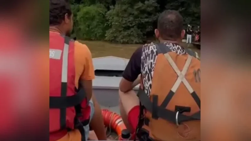 Bombeiros resgatam pescadores após naufrágio no rio Meia Ponte, em Itumbiara
