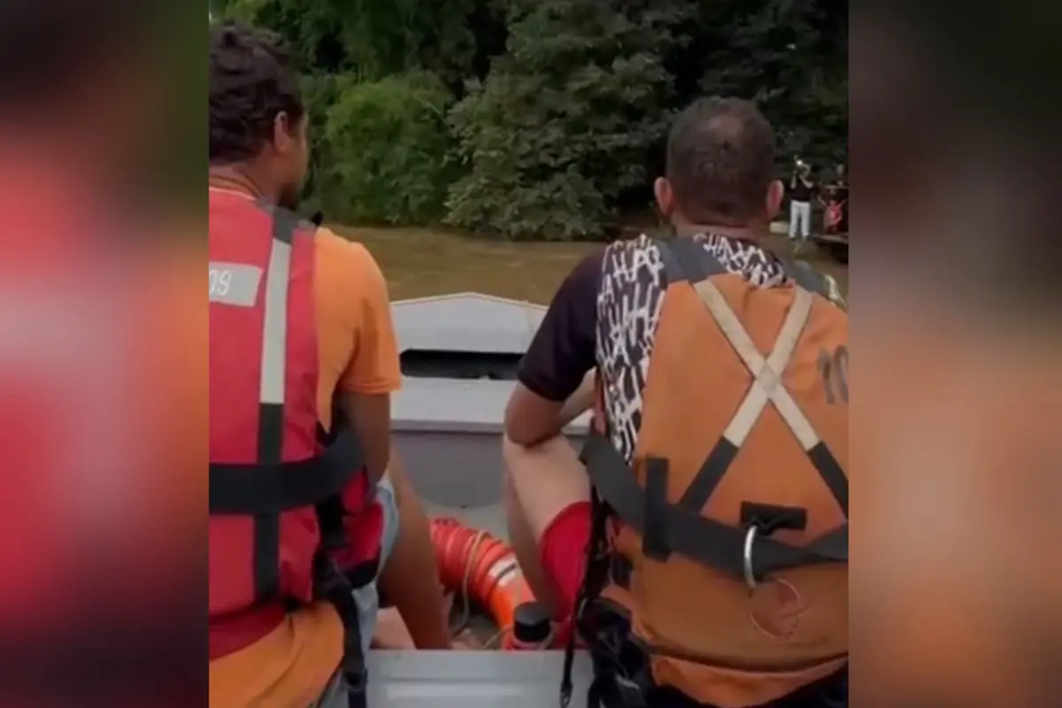Bombeiros resgatam pescadores após naufrágio no rio Meia Ponte, em Itumbiara