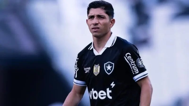 Botafogo: ataque dos EUA à Venezuela impede Savarino de retornar ao Brasil para reapresentação