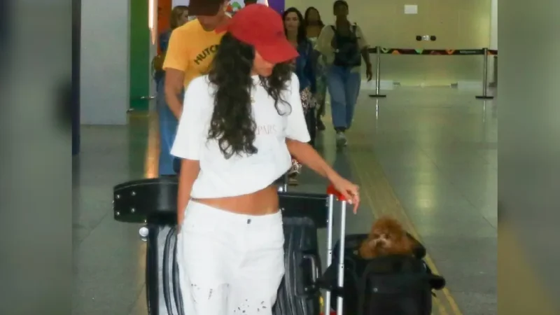 Bruna Marquezine e Shawn Mendes desembarcam juntos no Rio após Réveillon no Nordeste