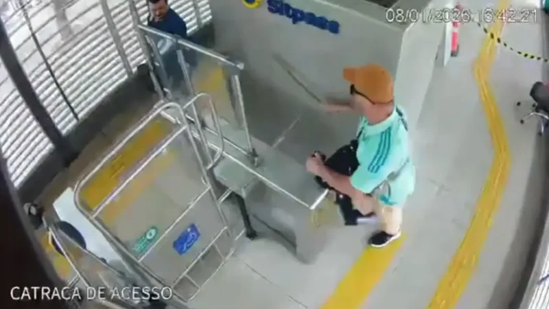 Câmeras registram agressão contra funcionário do sistema de transporte coletivo em Goiânia