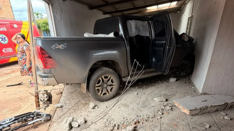 Caminhonete arremessa pedestre e invade casa após acidente em Luziânia