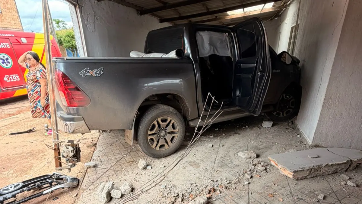 Caminhonete arremessa pedestre e invade casa após acidente em Luziânia