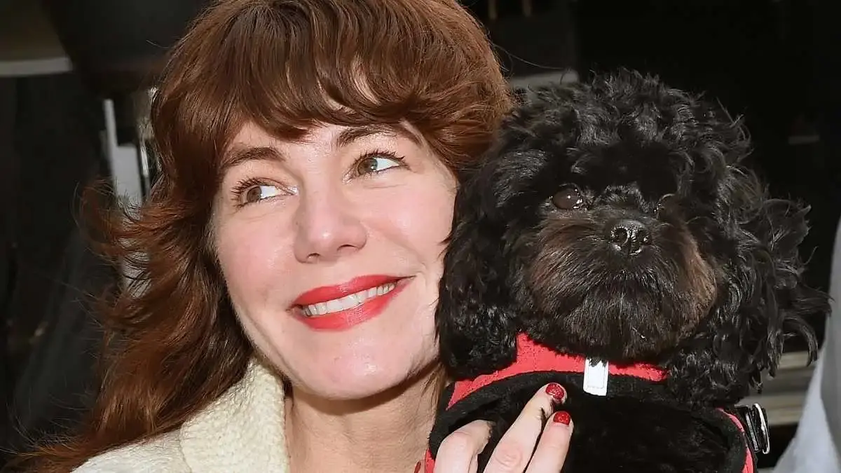 Cantora de rock se casa com o próprio cachorro; veja fotos