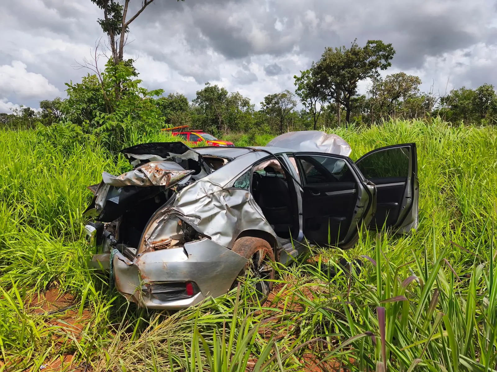 Capotamento deixa motorista ferido na DF-100, em Formosa