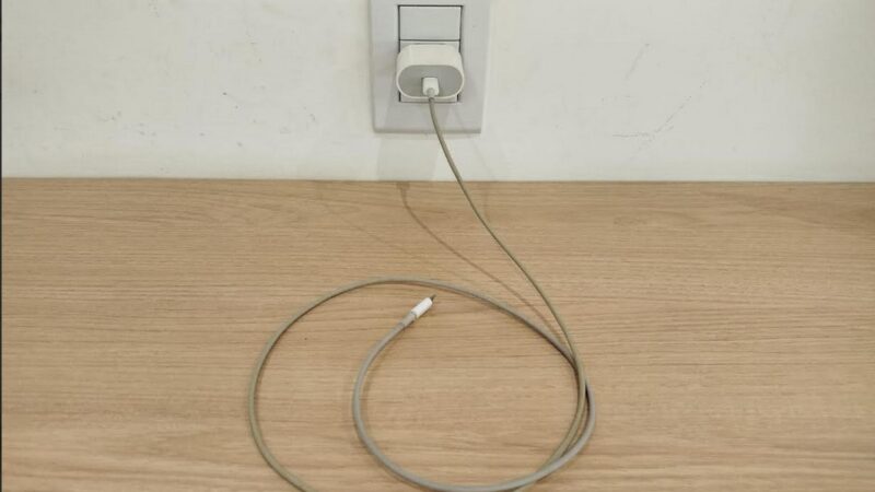 Carregador esquecido na tomada vira gasto e risco