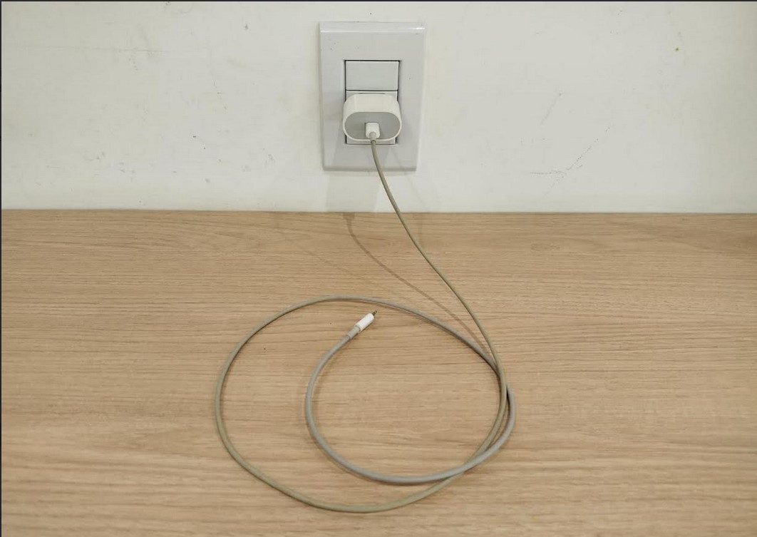 Carregador esquecido na tomada vira gasto e risco