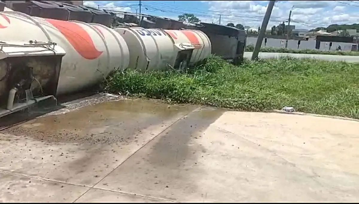 Carreta tomba e vaza combustível no Anel Viário, em Aparecida
