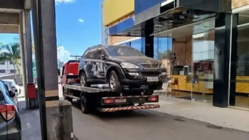 Carro abandonado há 8 anos é retirado de shopping em Anápolis e viraliza nas redes sociais