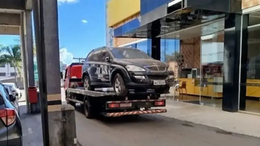 Carro abandonado há 8 anos é retirado de shopping em Anápolis e viraliza nas redes sociais