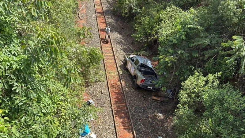 Carro despenca de ponte após motorista se distrair ao abrir vidro, em Cidade Ocidental