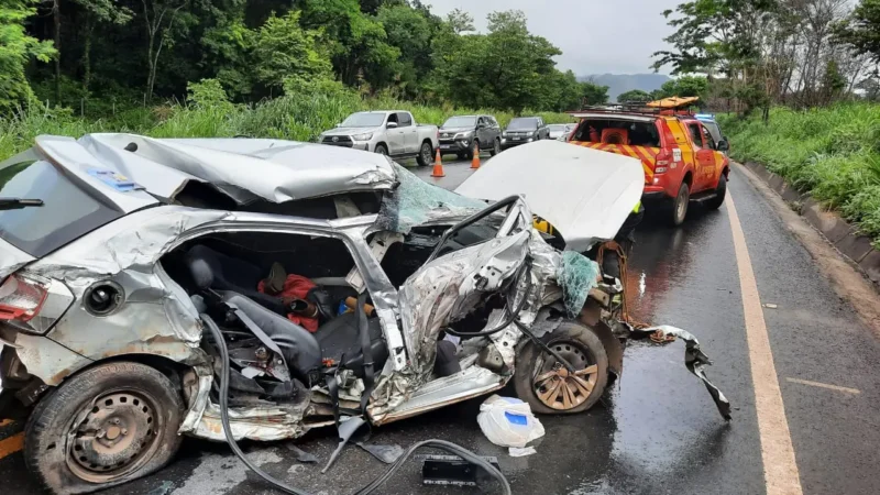 Carro roda na pista e atinge caminhão na BR-020, em Formosa; duas pessoas ficam feridas