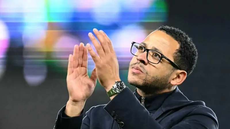 Chelsea oficializa contratação de Liam Rosenior como novo técnico