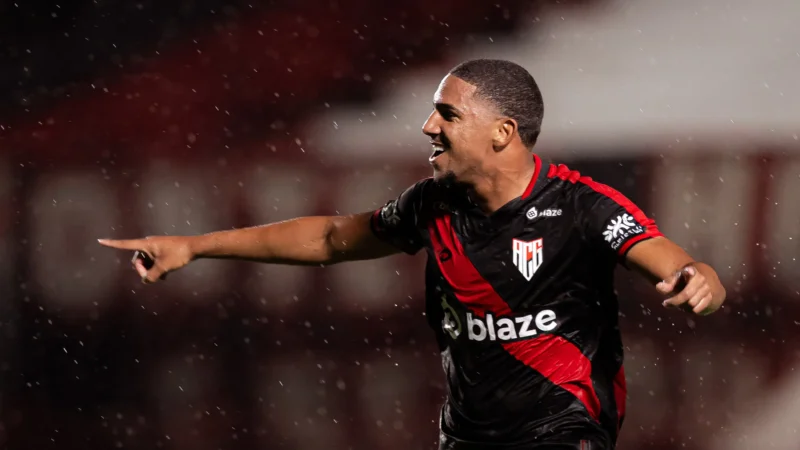 Com dois gols de Léo Jacó, Atlético derrota o Inhumas e assume a liderança do Goianão