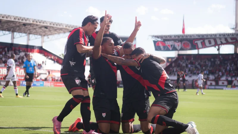 Com dois gols de cabeça, Atlético derrota o Anápolis na estreia do Goianão