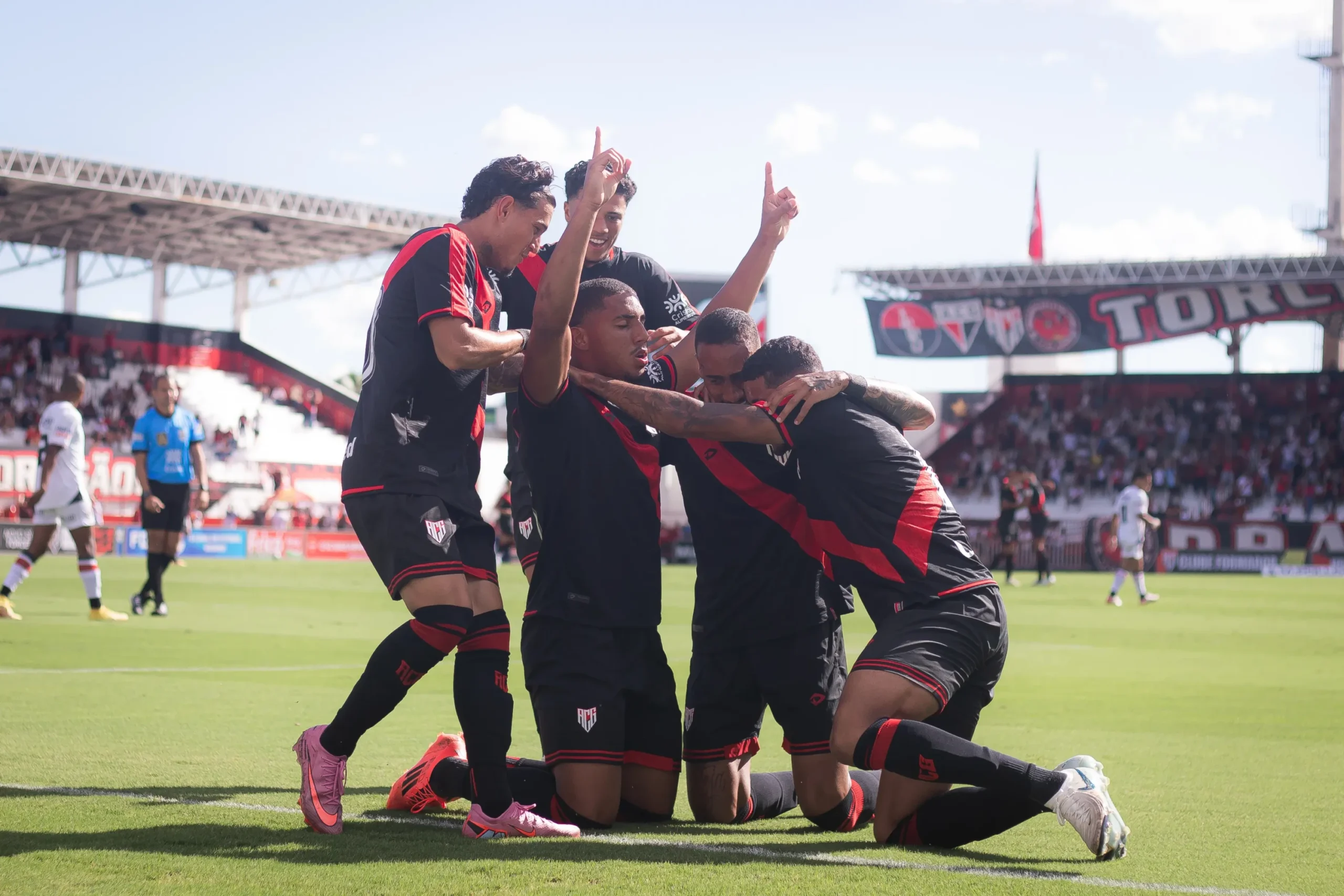 Com dois gols de cabeça, Atlético derrota o Anápolis na estreia do Goianão