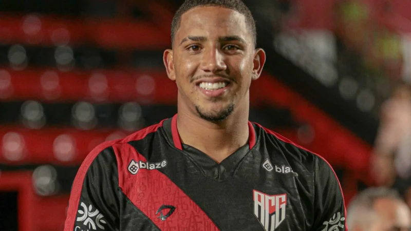 Com faro de gol, Léo Jacó lidera artilharia e vira destaque do Atlético no Goianão