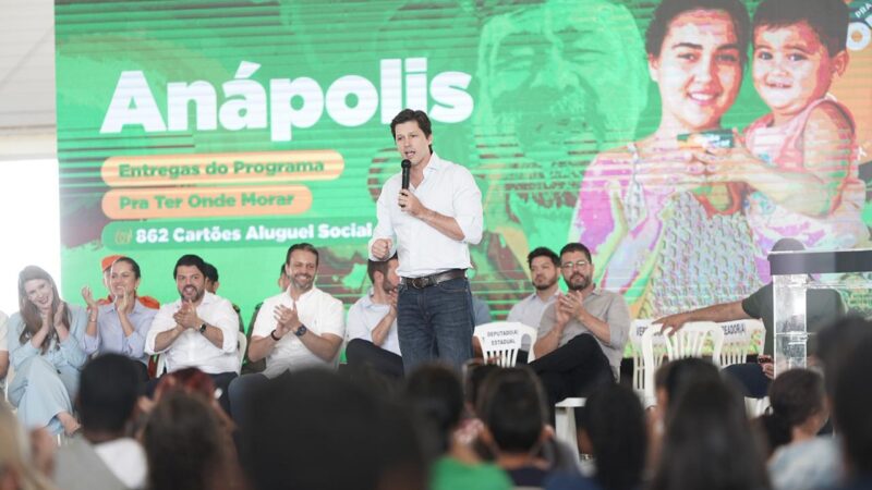 Daniel entrega 862 cartões do Aluguel Social a famílias de Anápolis