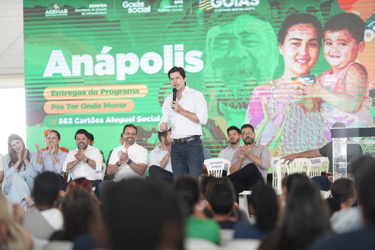 Daniel entrega 862 cartões do Aluguel Social a famílias de Anápolis