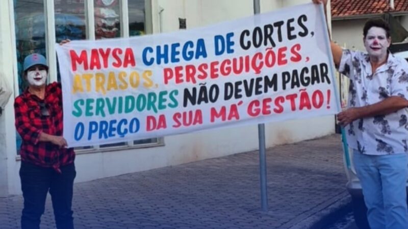 Desfile dos Muladeiros teve protestos de servidores municipais