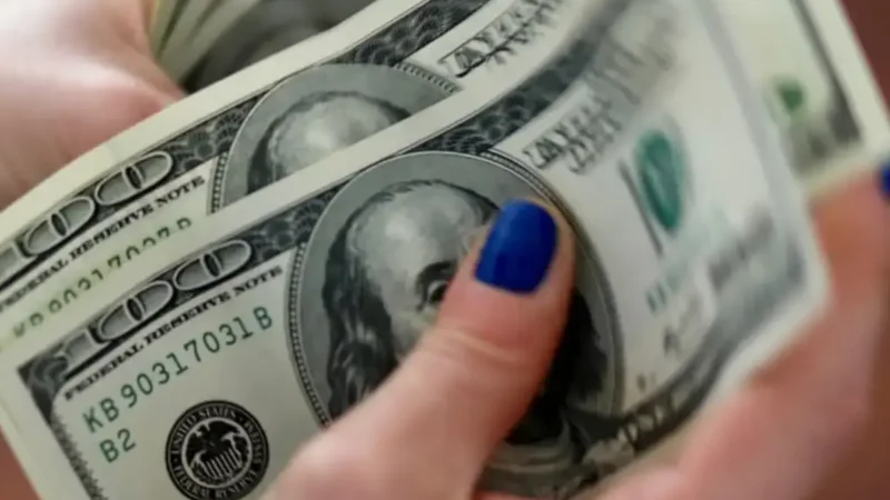 Dólar fecha no menor valor em quase dois anos