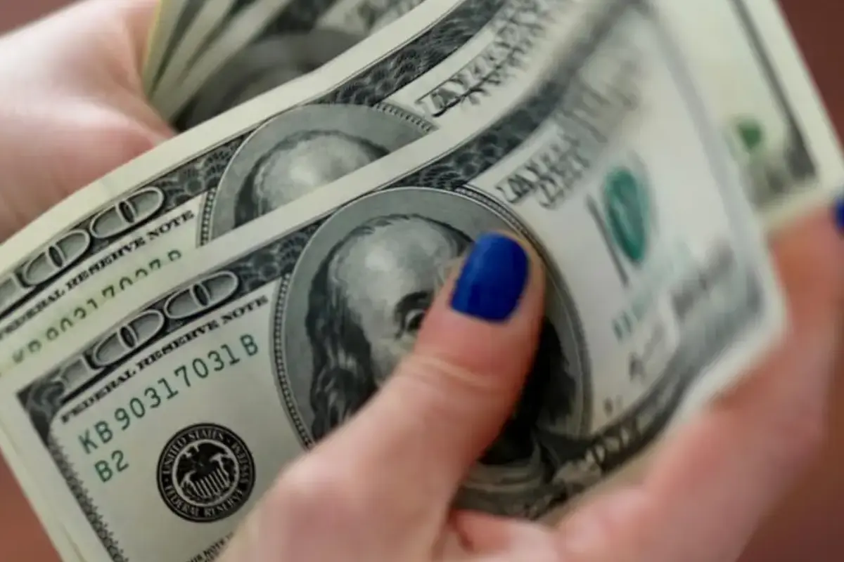 Dólar fecha no menor valor em quase dois anos