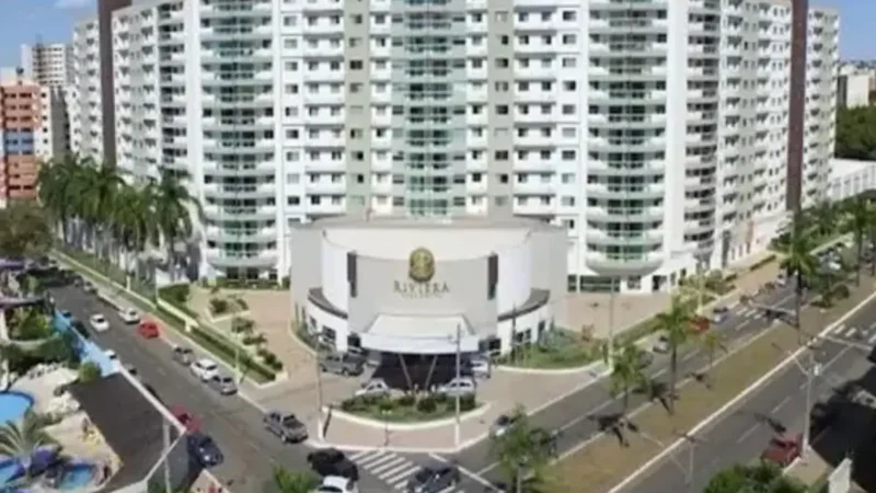 Donos de apartamentos em hotel de Caldas Novas protestam no Fórum: ‘não estamos pedindo favor’