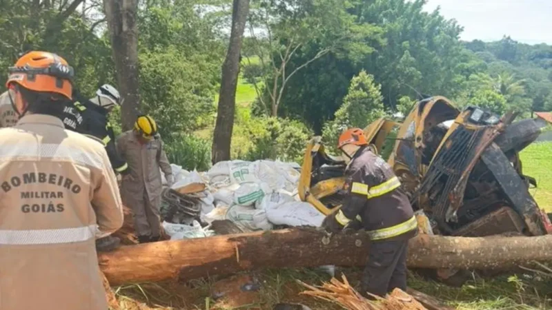 Duas pessoas morrem e outras duas ficam feridas em acidente com caminhão em Caldazinha