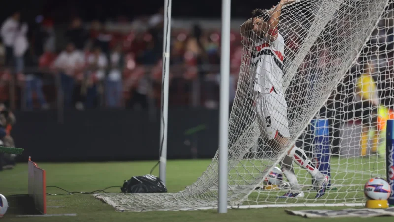 Em dia turbulento, São Paulo perde para a Portuguesa, é vaiado e amplia crise