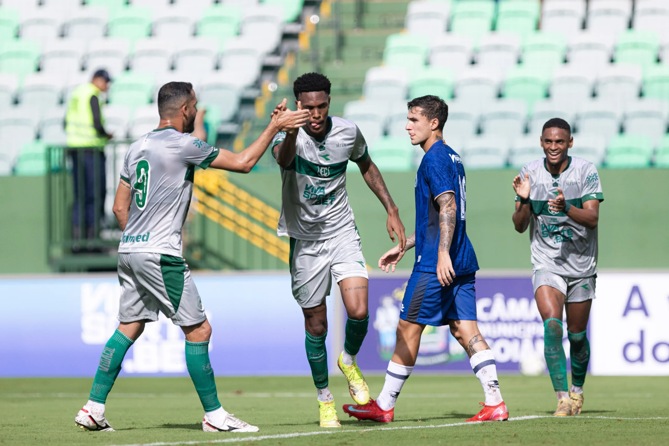 Em duelo de dois dias, Goiás goleia o Centro-Oeste no Goianão