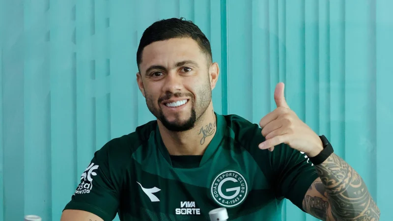 Em recuperação de lesão de LCA, Wellington Rato treina com restante do elenco do Goiás