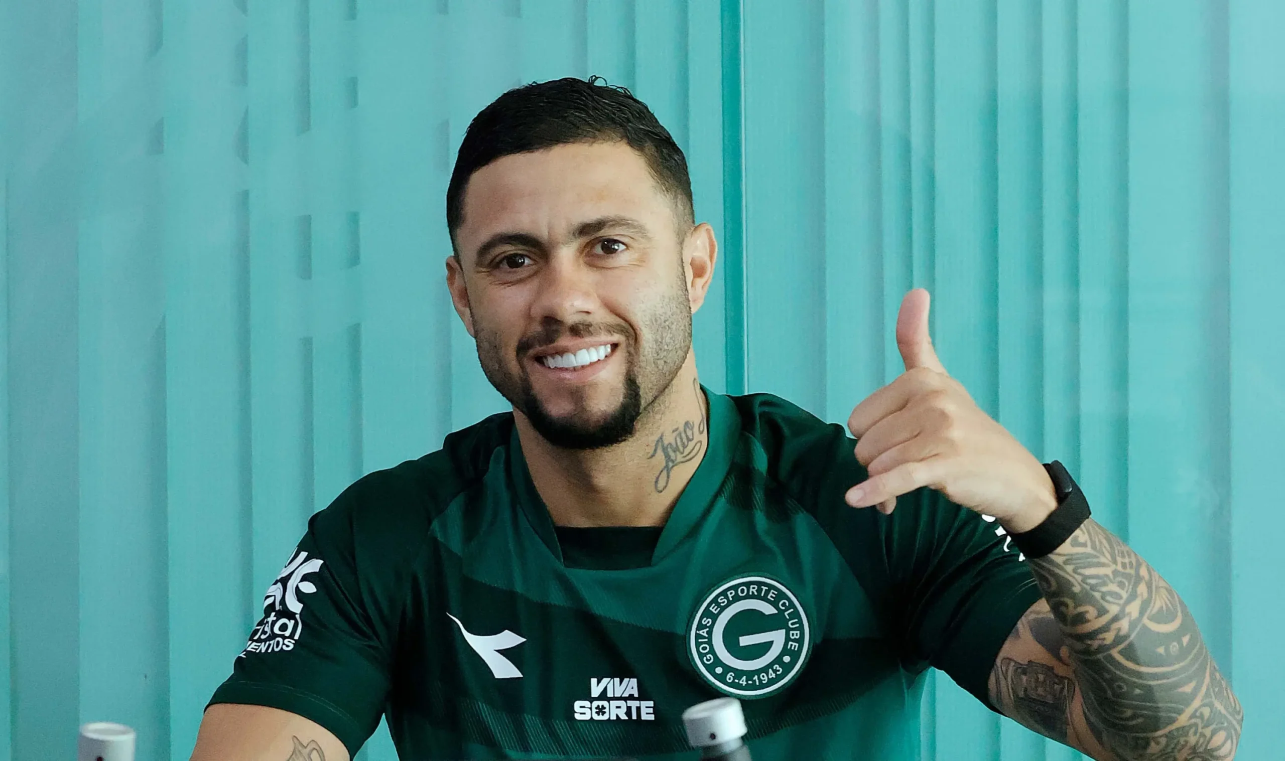 Em recuperação de lesão de LCA, Wellington Rato treina com restante do elenco do Goiás