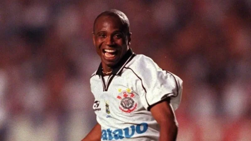 Entre dribles e polêmicas, Edilson Capetinha vai em busca de mais um capítulo em sua história, agora no BBB