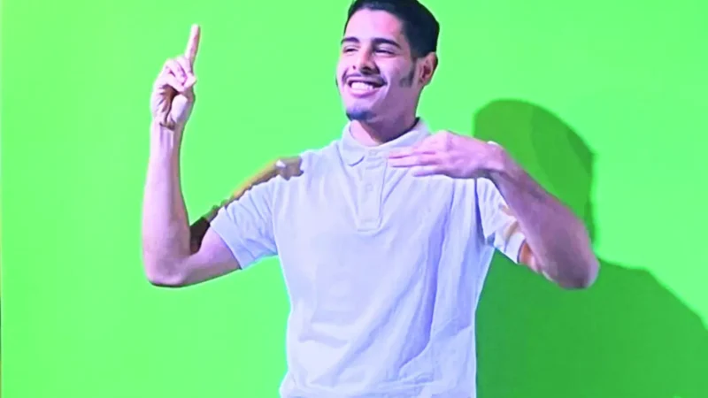 Estudante utiliza língua de sinais para ajudar surdos em igreja de Goiânia: ‘quero usar na medicina’