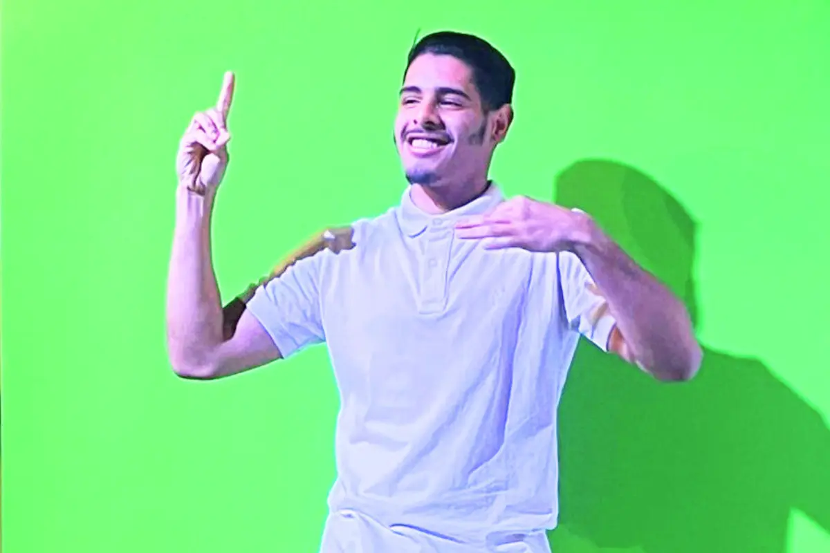 Estudante utiliza língua de sinais para ajudar surdos em igreja de Goiânia: ‘quero usar na medicina’