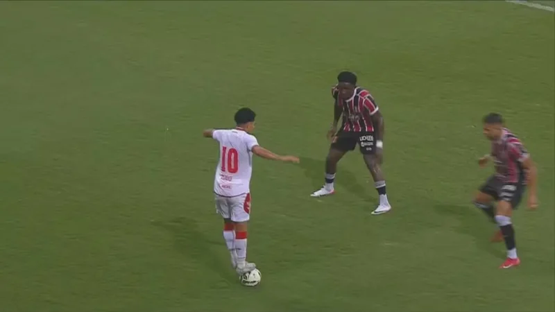 Ex-Vila Nova, Dodô recebe amarelo após subir na bola em jogo do Campeonato Pernambucano