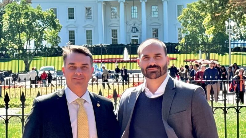 Auxiliares de Lula fazem piada com Flávio Bolsonaro e seu ‘chanceler’