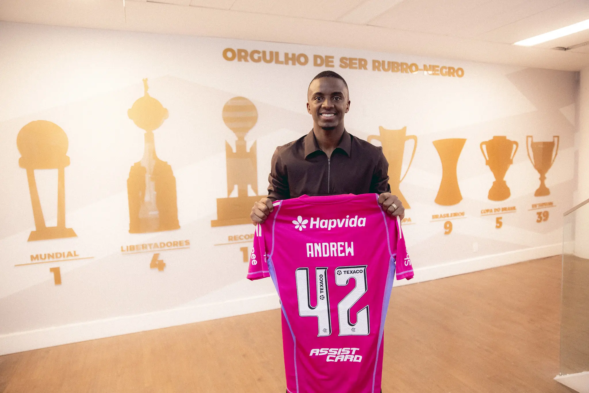 Flamengo anuncia contratação do goleiro Andrew