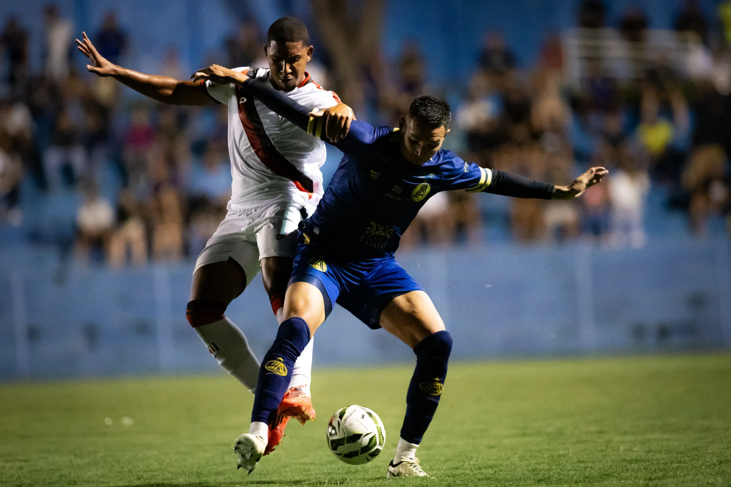 Fora de casa, Atlético derrota a Aparecidense e mantém 100% no Goianão