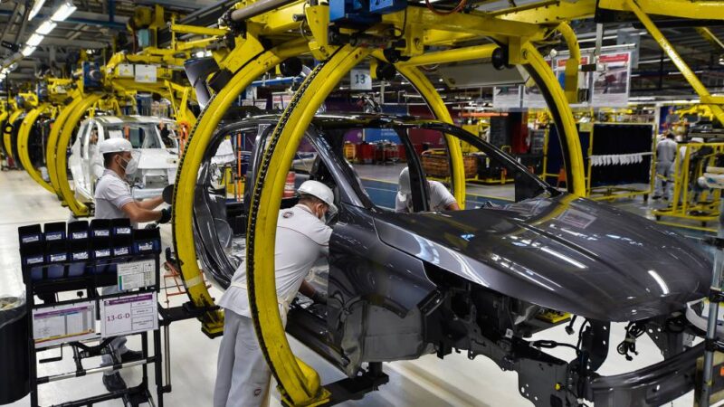 Produção industrial fica estável em novembro mas registra recuo em grandes polos